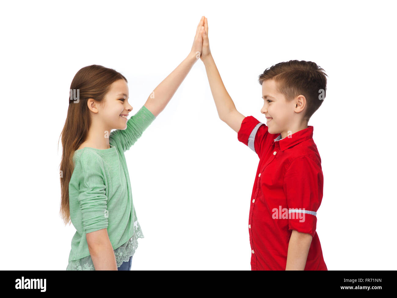 fröhlicher Junge und Mädchen, das hohe fünf Stockfoto