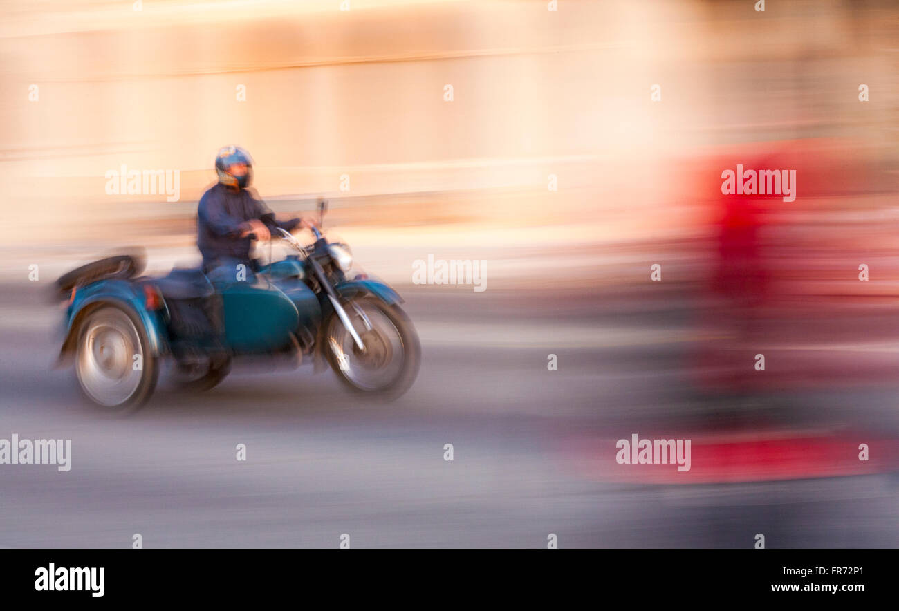 Motorrad Motorrad und seitenwagen Beschleunigung auf dem Weg zu El Malecon, Havanna, Kuba, Karibik, Karibik, Zentral- und Lateinamerika Stockfoto