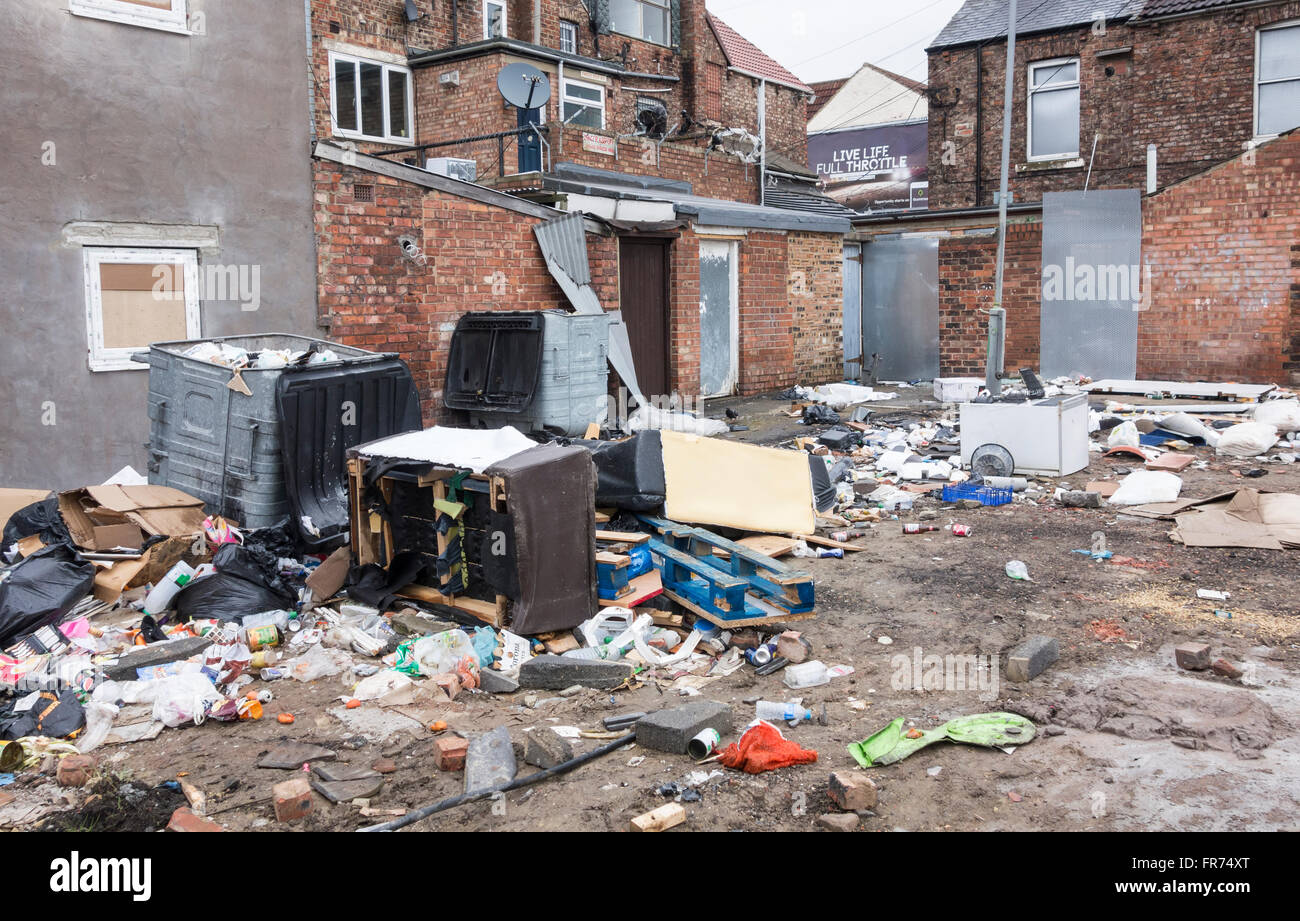 Müll und alten Möbeln gedumpten auf einer Brache hinter Reihenhäuser in Middlesbrough abgerissen werden. UK Stockfoto