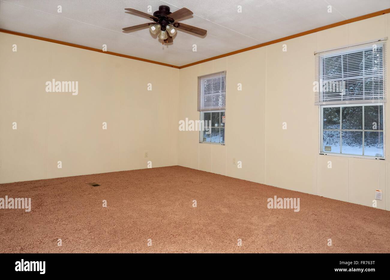 Die Ecke von einem leeren Raum mit neuen Teppich installiert. Stockfoto