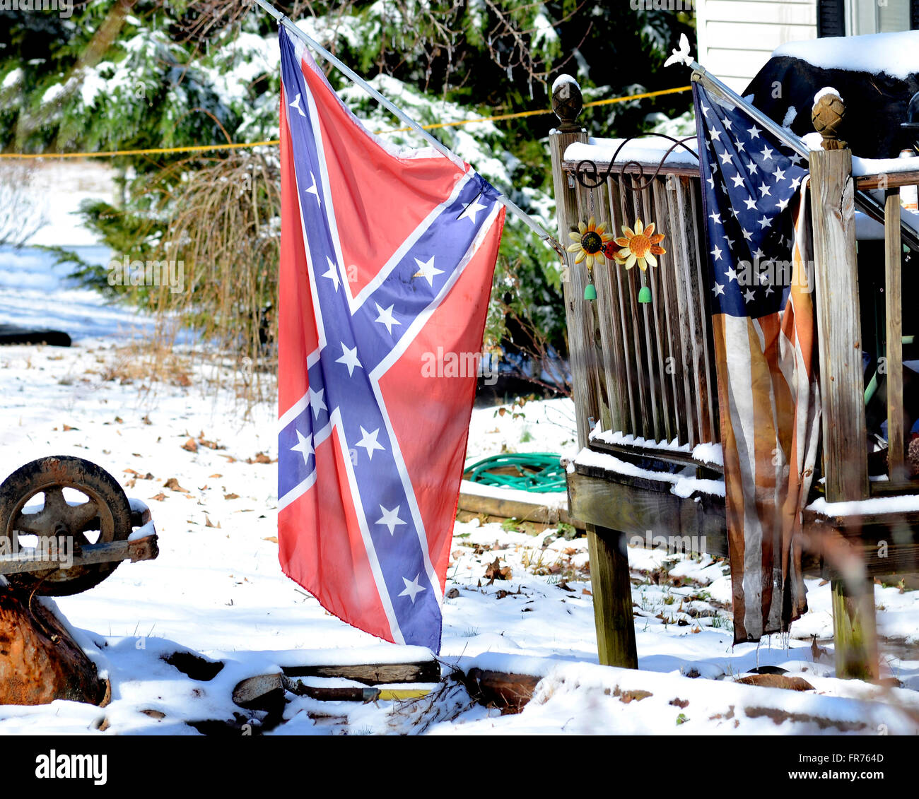 Flaggen auf dem Display auf dem Hof von einem unordentlichen Haus an einem Wintertag. Stockfoto