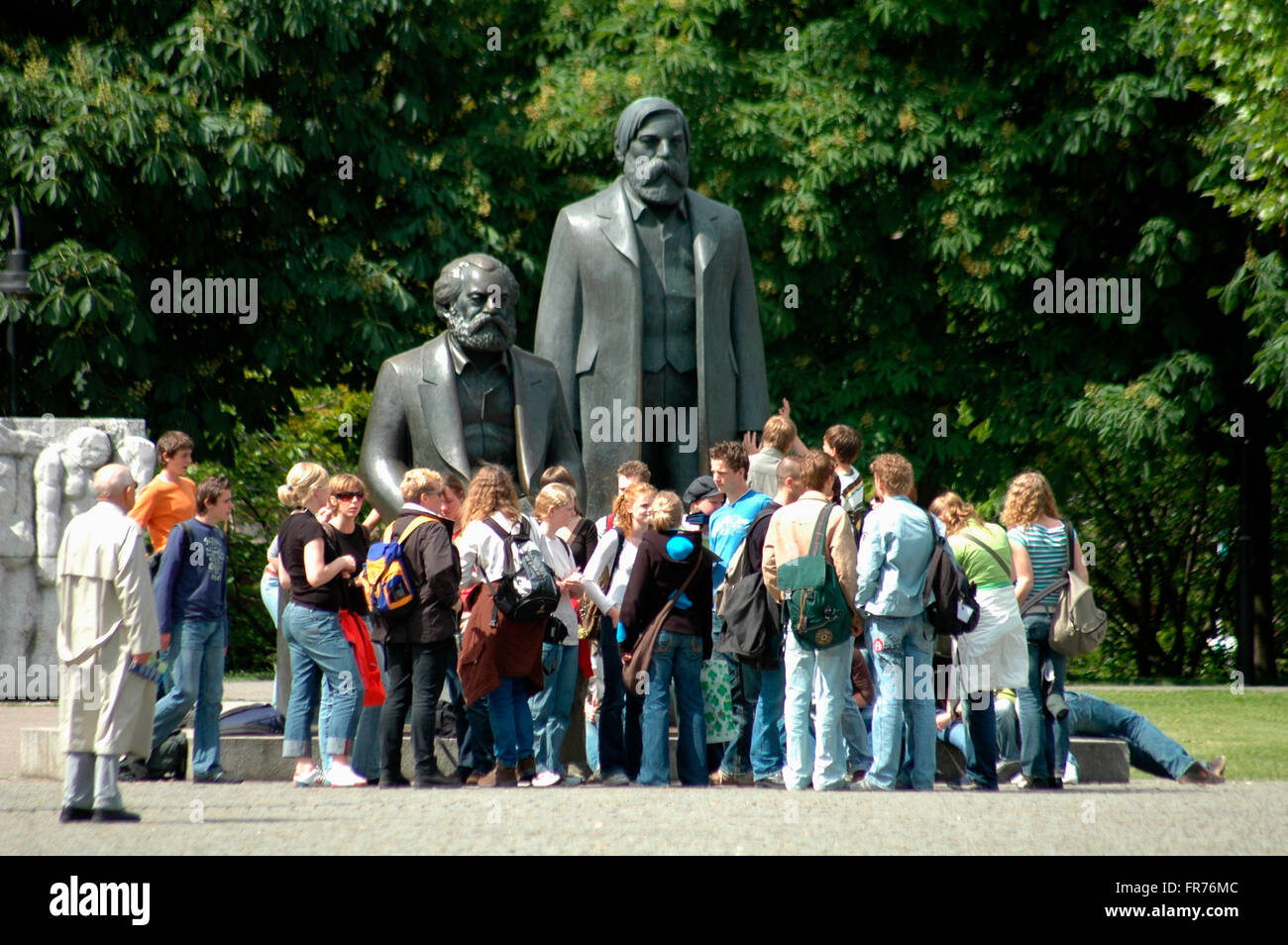 Das Marx-Engels-Denkmal in Berlin-Mitte. Stockfoto