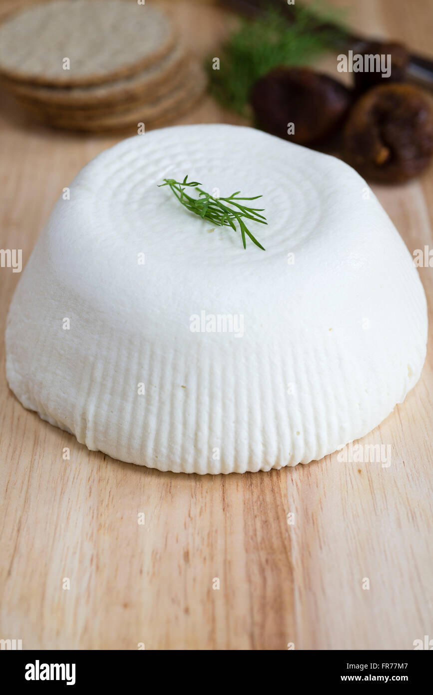 Endphase der Käseherstellung zu Hause: fertig weichen weißen Frischkäse, in eine konische Form. Stockfoto