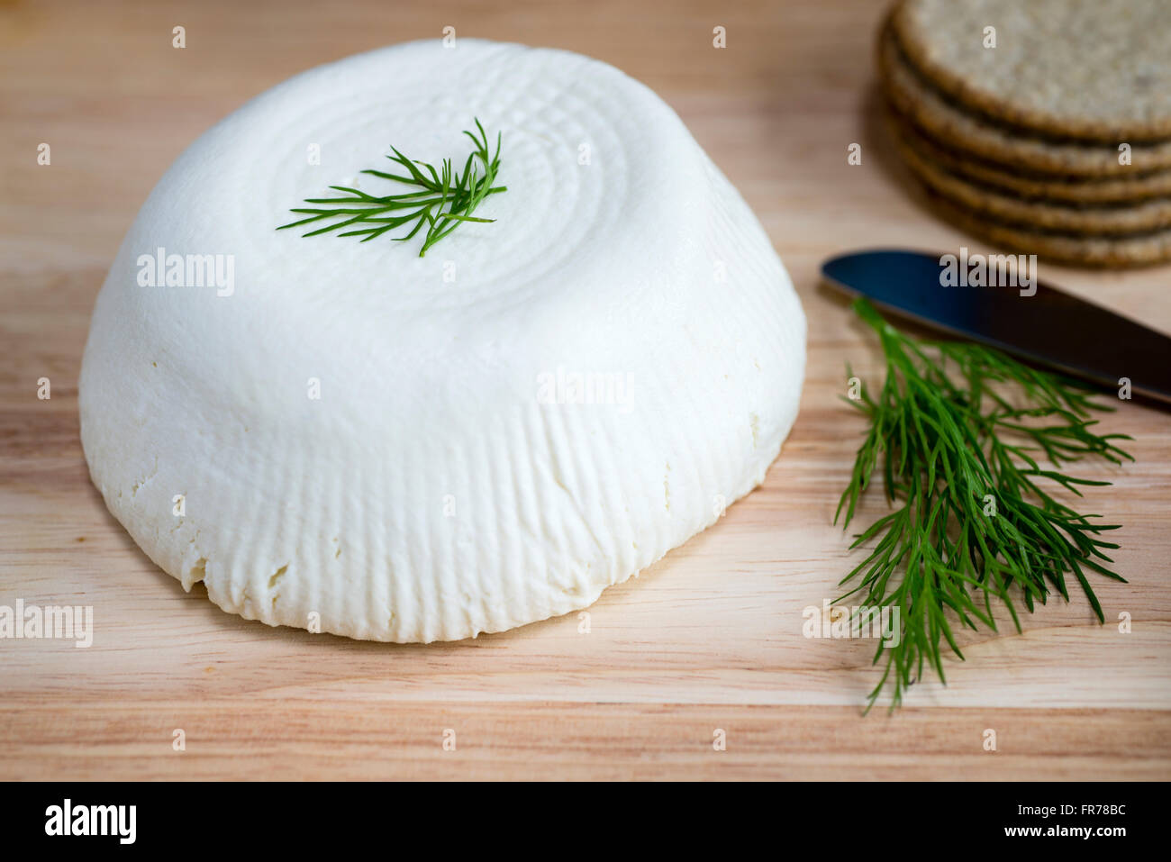 Endphase der Käseherstellung zu Hause: fertig weichen weißen Frischkäse, in eine konische Form. Stockfoto