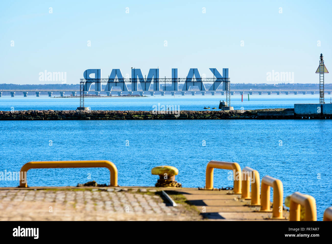 Kalmar, Schweden - 17. März 2016: Die großen Kalmar-Zeichen auf den Einlass in den Hafen gesehen von der Rückseite mit Oland in der Hinterg Stockfoto