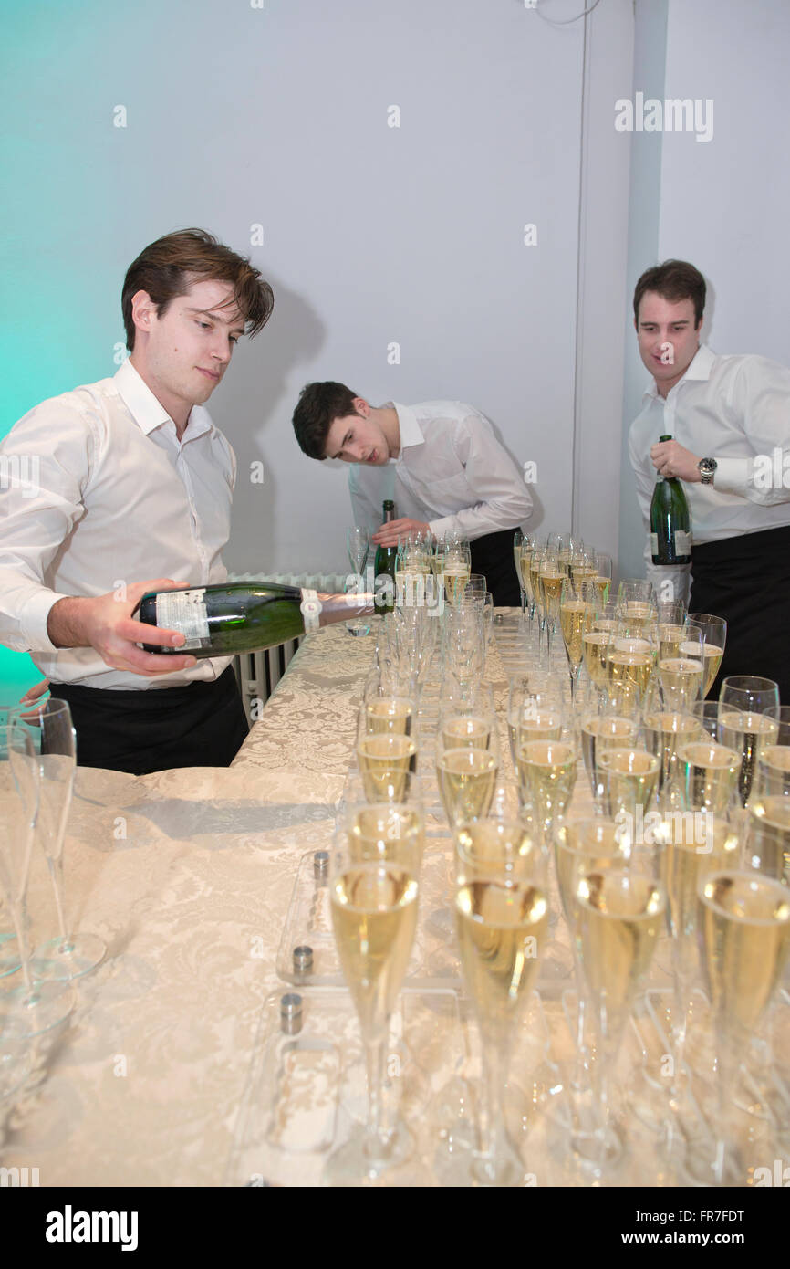Champagner gegossen in Flöten, London, UK Stockfoto
