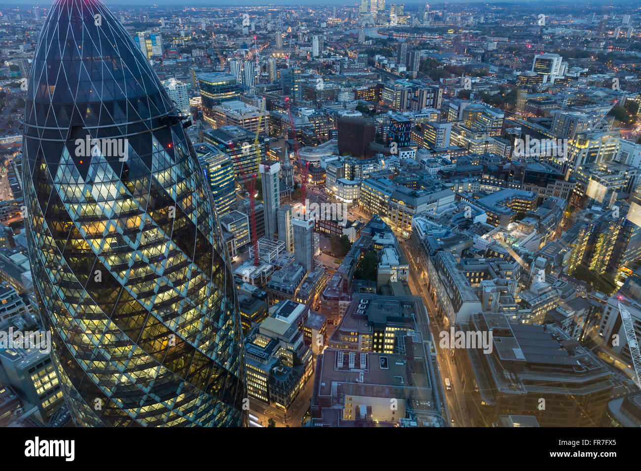 Der Londoner Skyline in der Abenddämmerung. Stockfoto