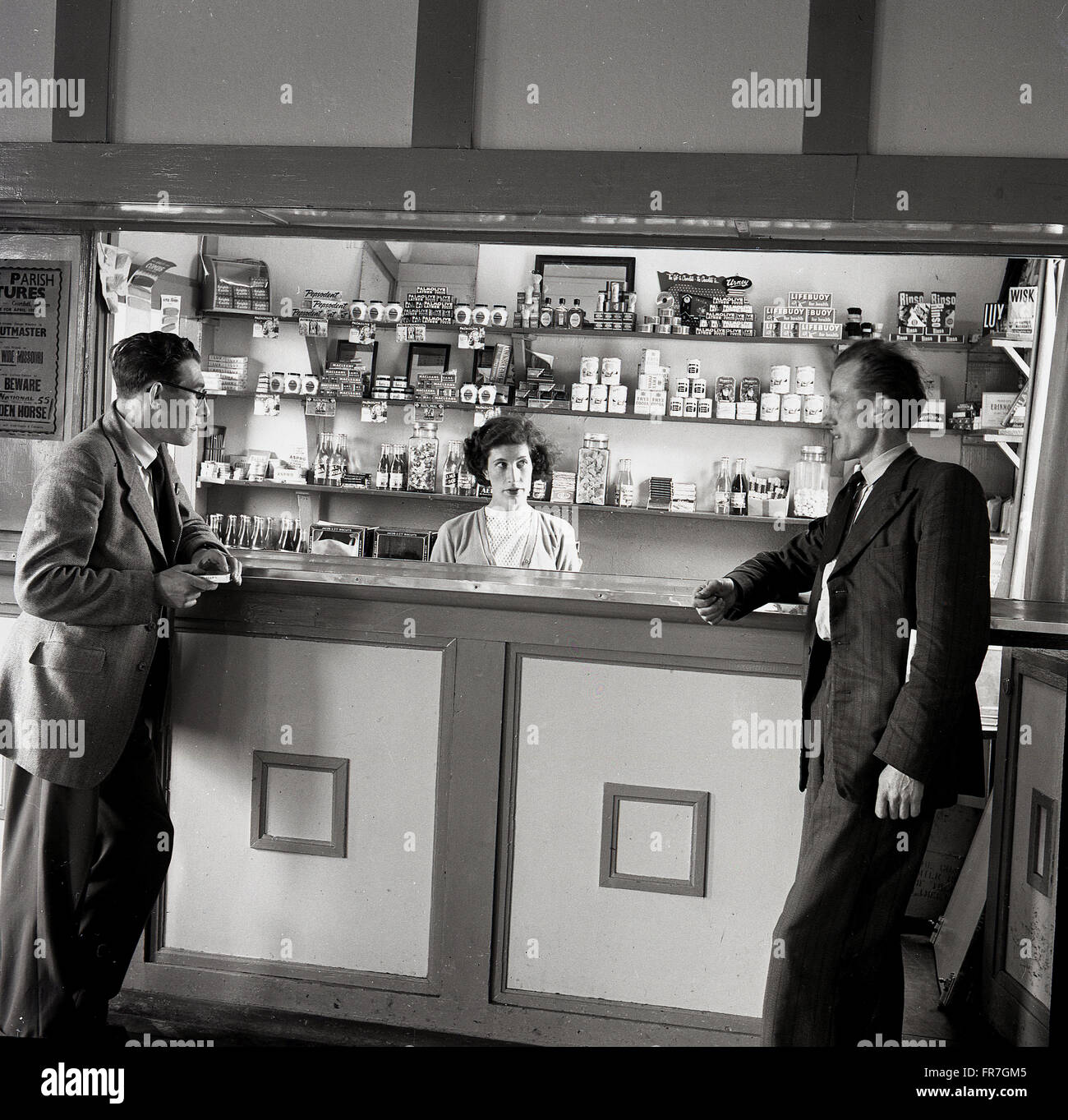 1950er Jahre historische. zwei lokale Männer Chat in der Bar des Kulturhauses, Clane, Irland. Stockfoto