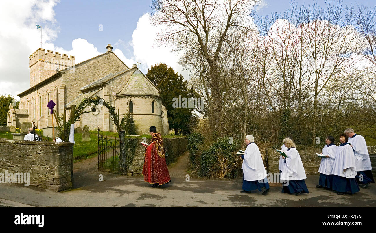 Ein Priester führt eine Prozession am Palmsonntag in der Kirche in Wales Stockfoto