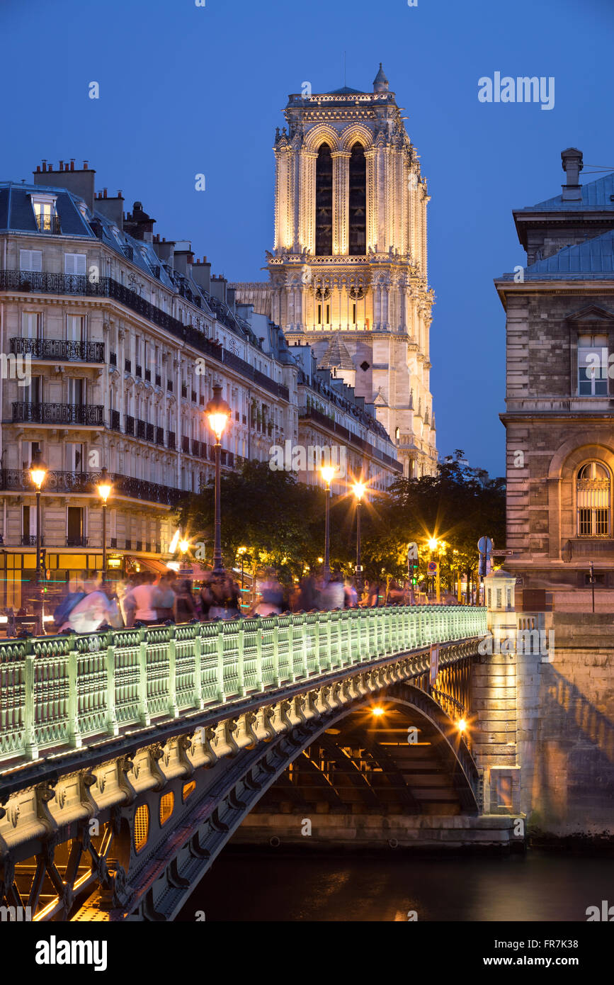 Pont d'Arcole und die Türme der Kathedrale Notre Dame de Paris bei Dämmerung beleuchtet. Ile De La Cite, Paris, Frankreich Stockfoto