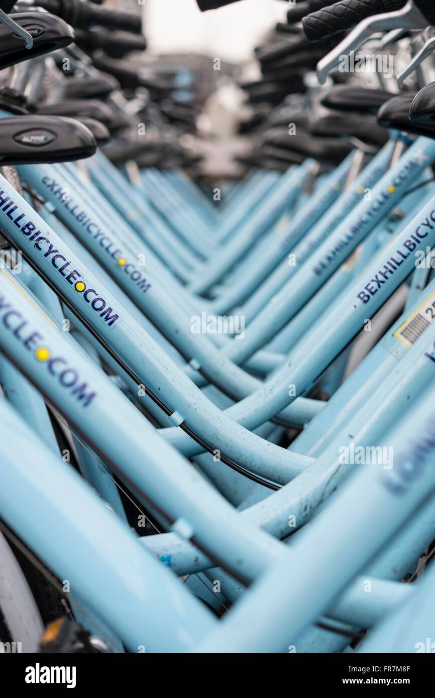 Nahaufnahme einer Reihe von blauen Fahrrädern, die bei London Bicycle am Londoner South Bank gemietet werden können Stockfoto