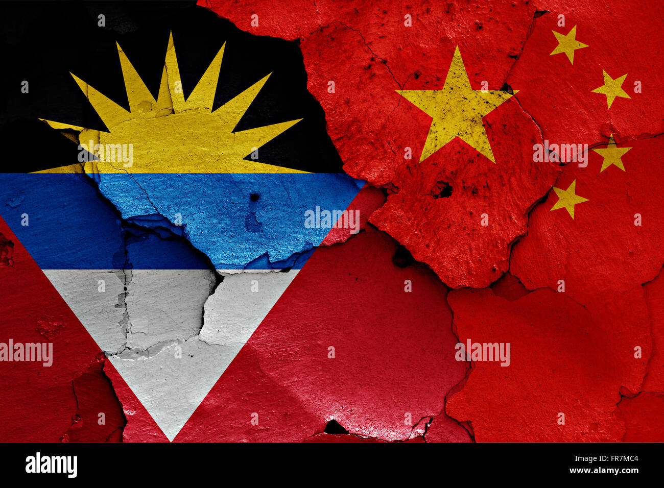 Flagge von Antigua und Barbuda und China auf rissige Wand gemalt Stockfoto