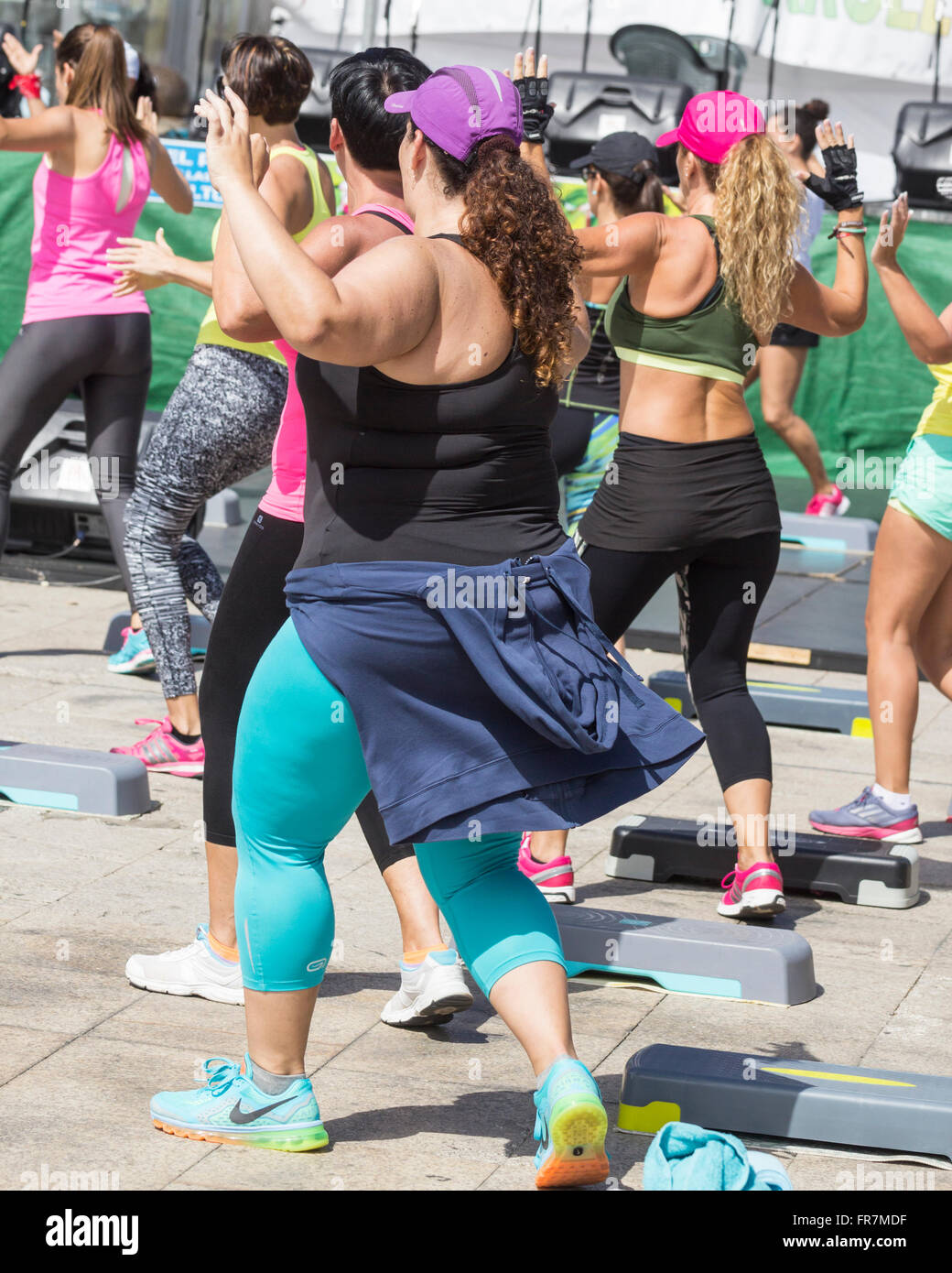 Große Frau beim Zumba-Aerobic-Kurs in Spanien Stockfoto