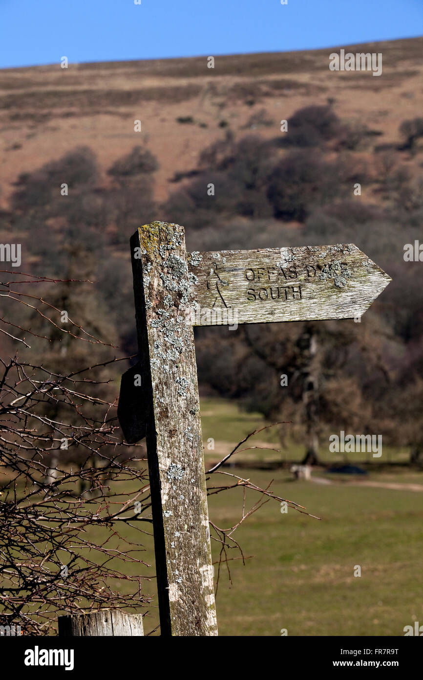 Anmelden, um Offa's Dyke Pfad in der Nähe der Ruinen der Abtei oder Augustiner Llanthony Priory in die Schwarzen Berge von Wales, Stockfoto