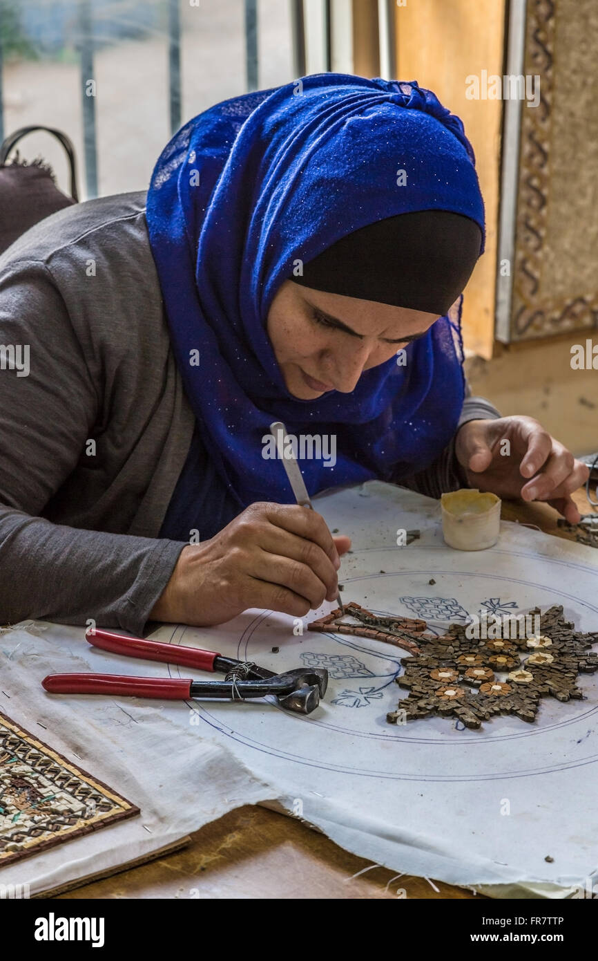 Frau Handwerker machen künstlerische Mosaiken Stockfoto