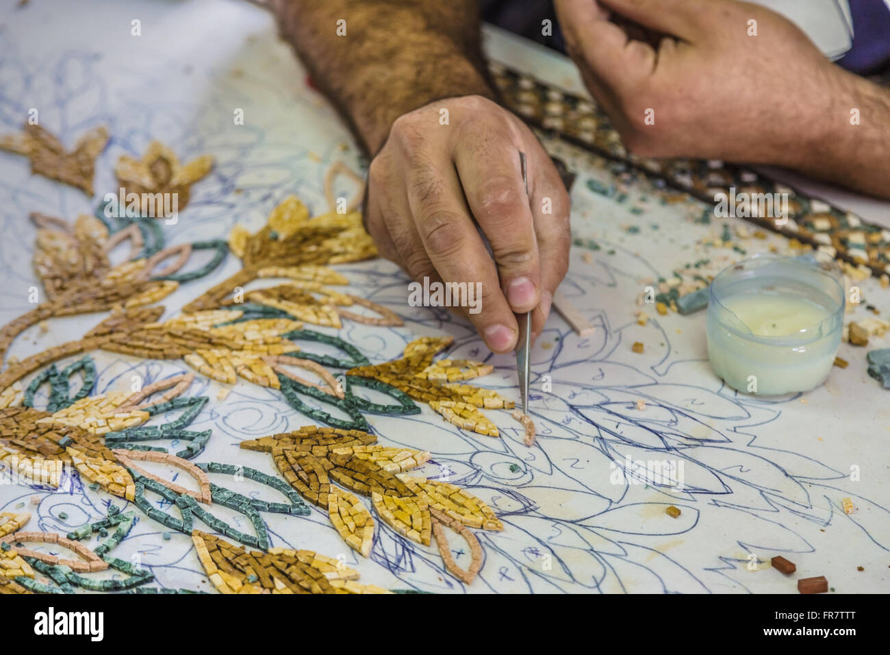 Meister machen künstlerische Mosaiken. Mosaik in Jordanien Stockfoto