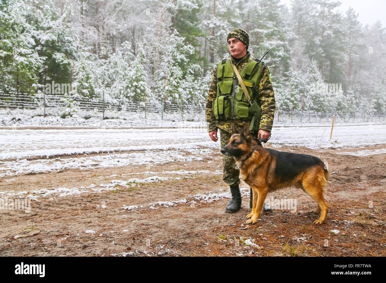 Grenze-Hund mit einem Soldaten Stockfoto