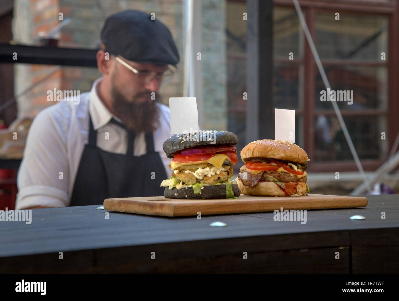 Nahaufnahme von hausgemachten Hamburger mit frischem Gemüse Stockfoto