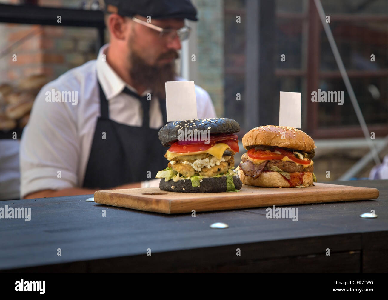 Nahaufnahme von hausgemachten Hamburger mit frischem Gemüse Stockfoto