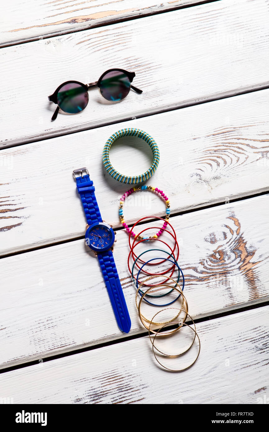 Frau Runde Sonnenbrillen und Accessoires. Stockfoto