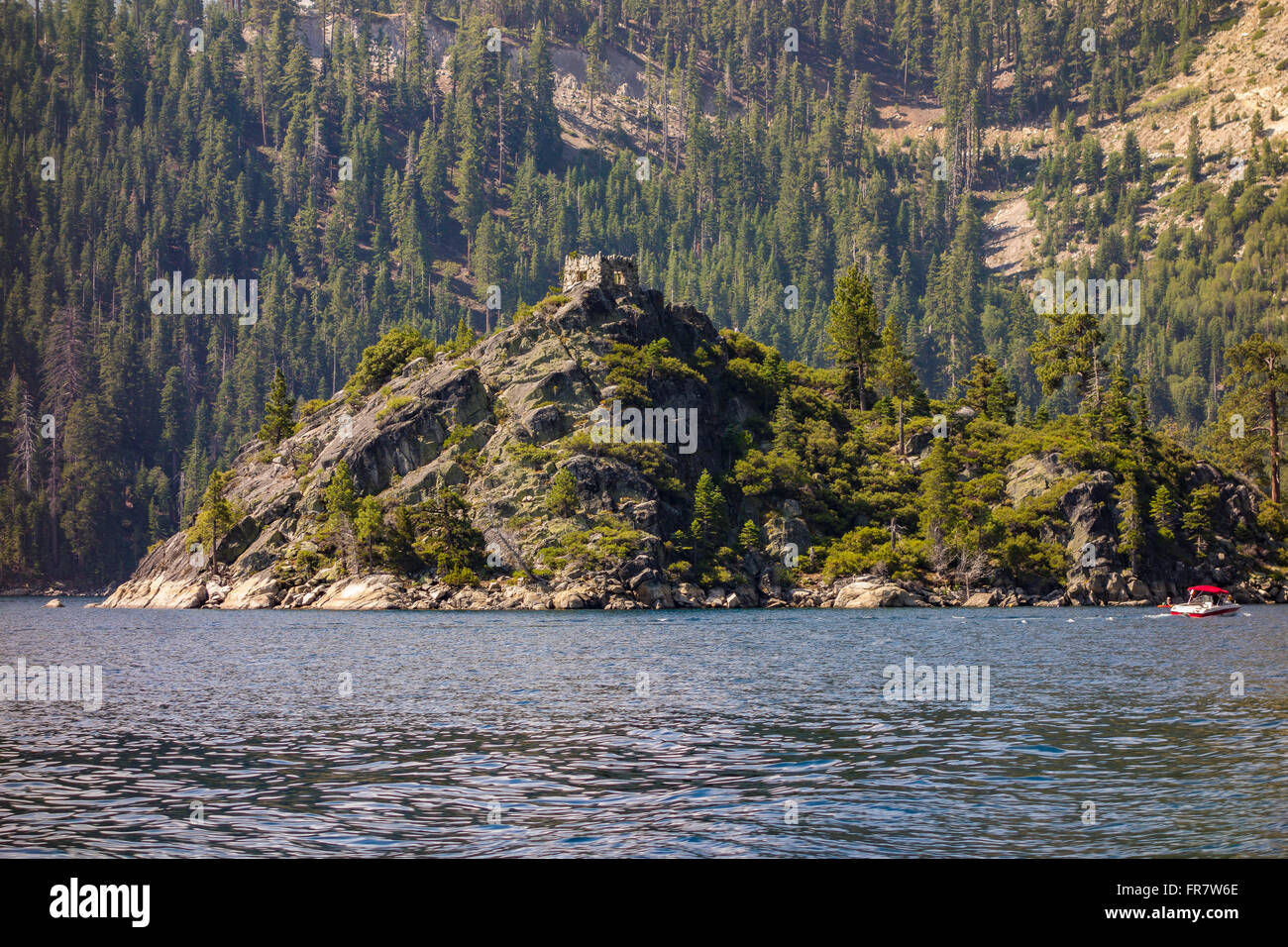 LAKE TAHOE, Kalifornien, USA - Emerald Bay. Alte steinerne Teehaus ist sichtbar auf der Insel. Stockfoto