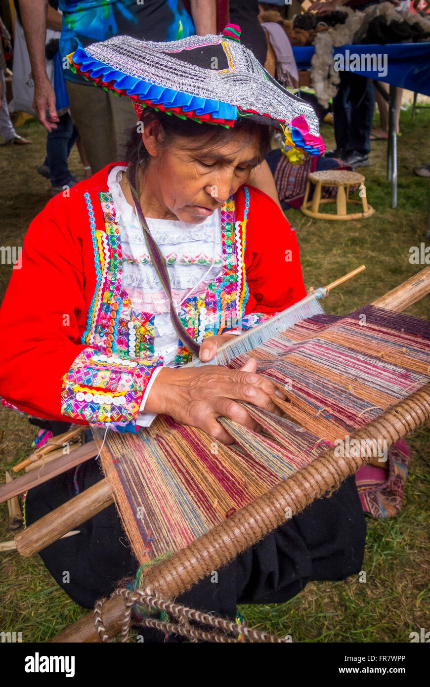 WASHINGTON, DC, USA - Frau zeigt Weben von hand mit Backstrap Loom (Awana), 2015 Smithsonian Folk Life Festival Stockfoto