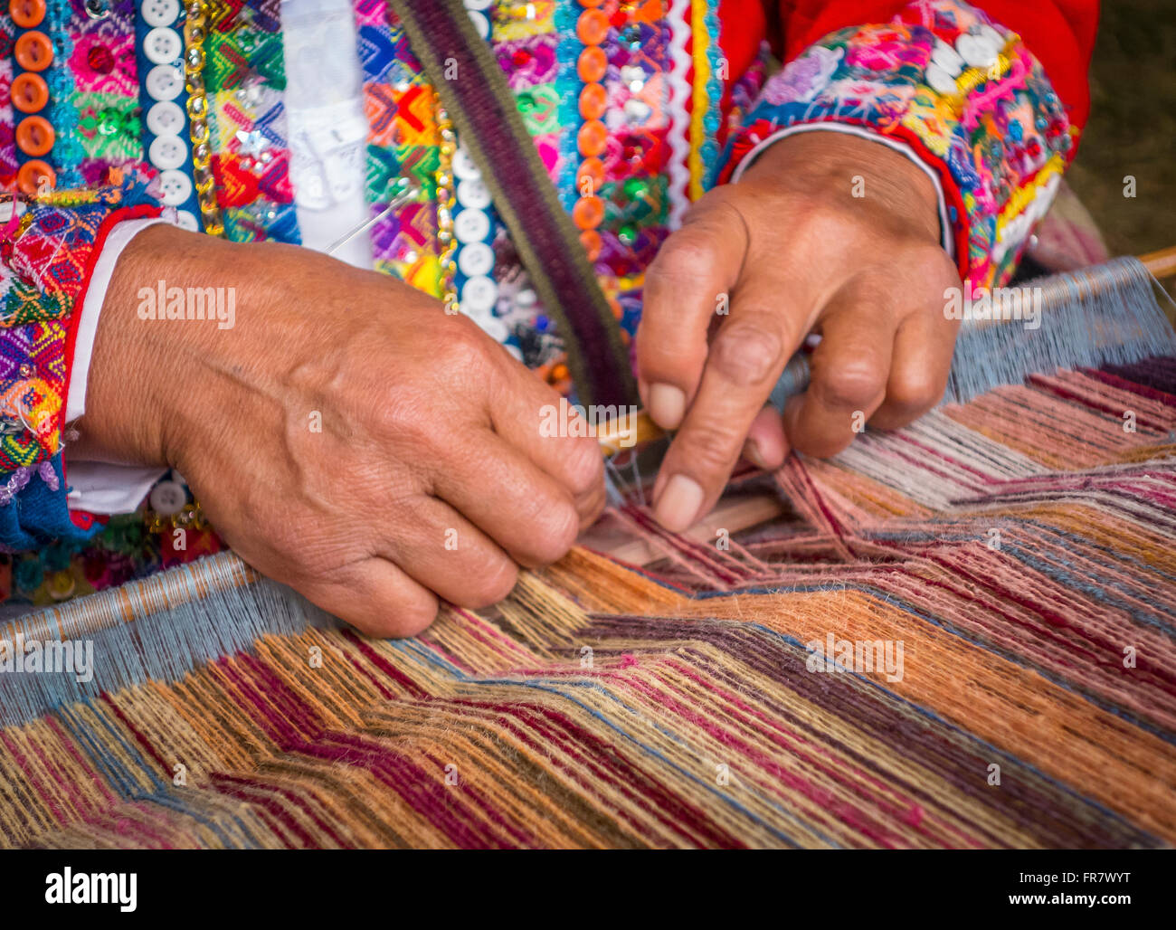 WASHINGTON, DC, USA - Frau Fdemonstrates Weben mit Backstrap Loom (Awana), während 2015 Smithsonian Volksfest Leben. Stockfoto