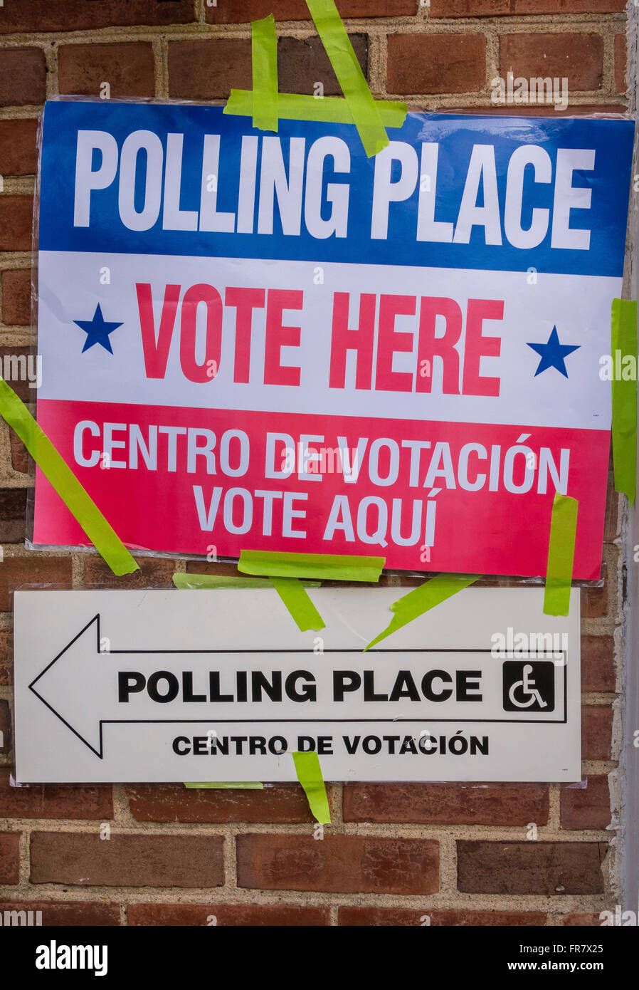 ARLINGTON, VIRGINIA, USA - Abstimmung Zeichen in Lyon Dorf Community Center, 1. März 2016 Präsidentenprimär. Stockfoto