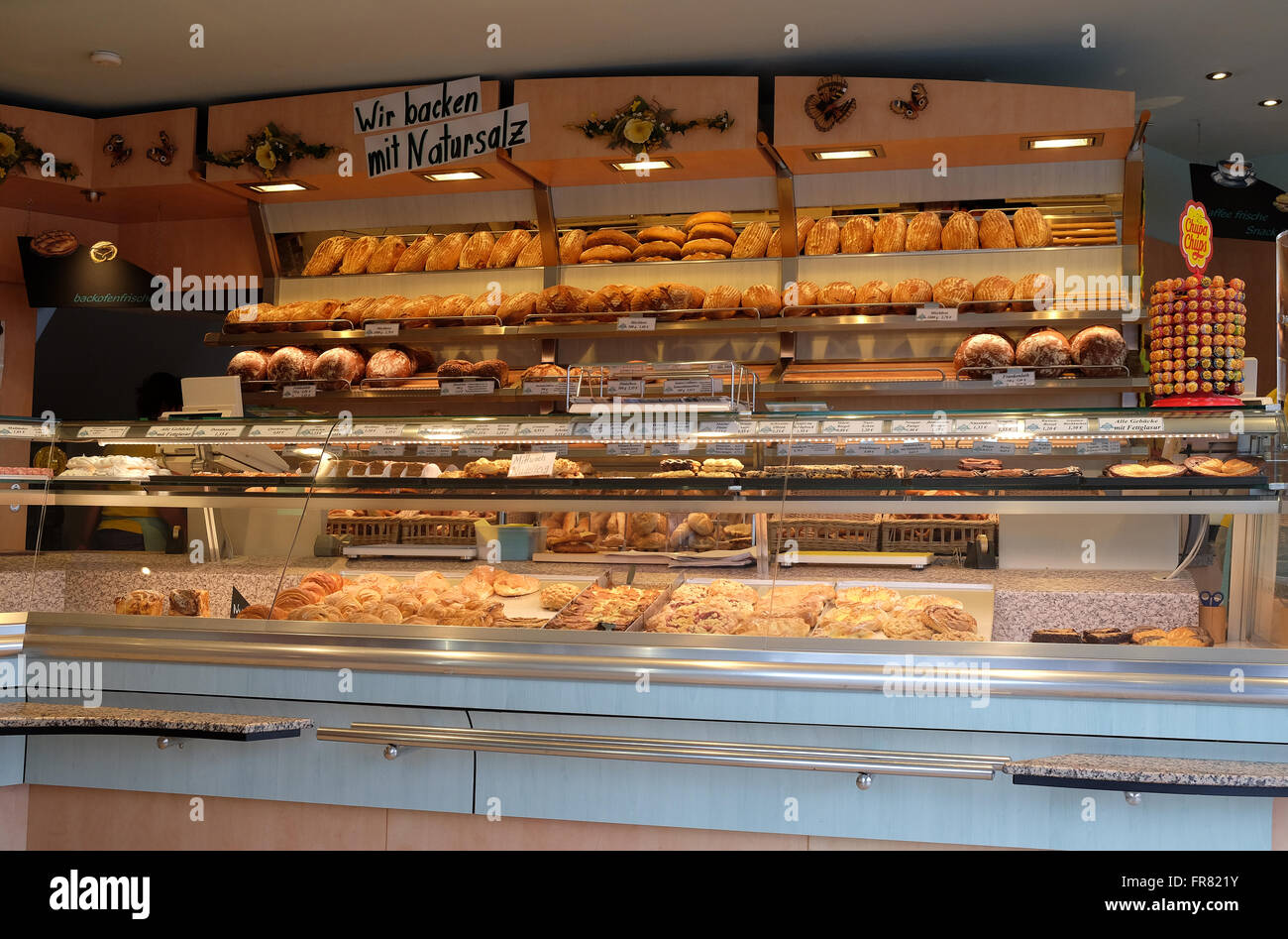 Moderne Bäckerei mit verschiedenen Arten von Brot, Kuchen und Brötchen in Rosenberg, Deutschland am 8. Juni 2015 Stockfoto