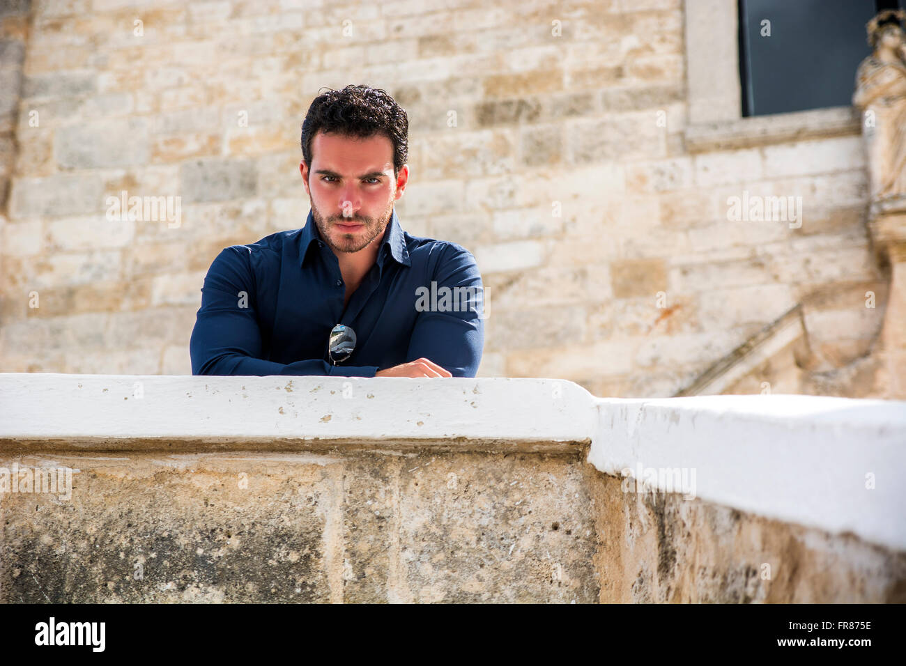 Porträt von schöner bärtigen Mann tragen elegante Kleidung und Blick in die Kamera in Ostuni, Apulien, Italien Stockfoto