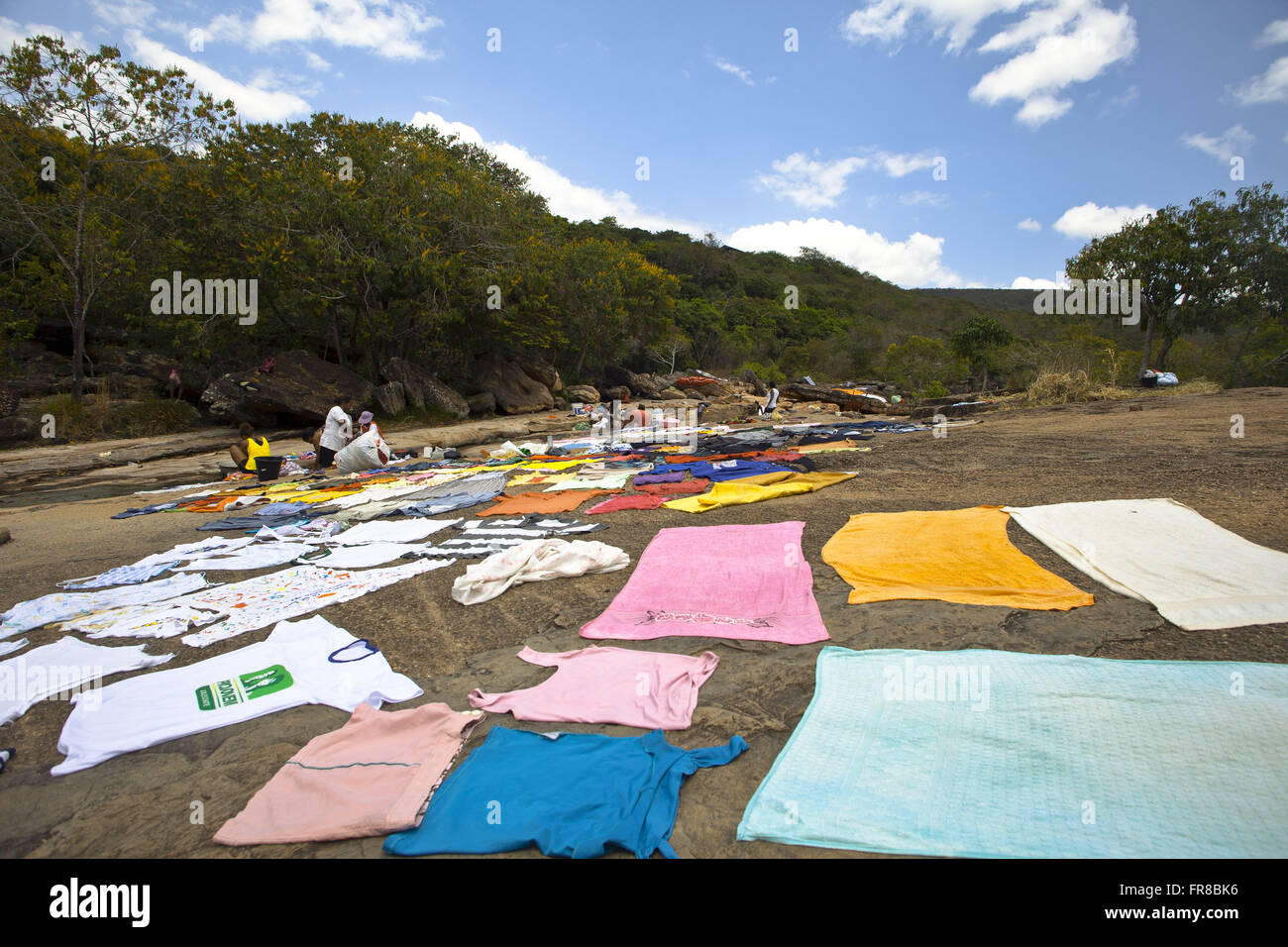 Trocknung des Bodens und Wäscherinnen am Fluss Lencois Kleidung - Chapada Diamantina Stockfoto