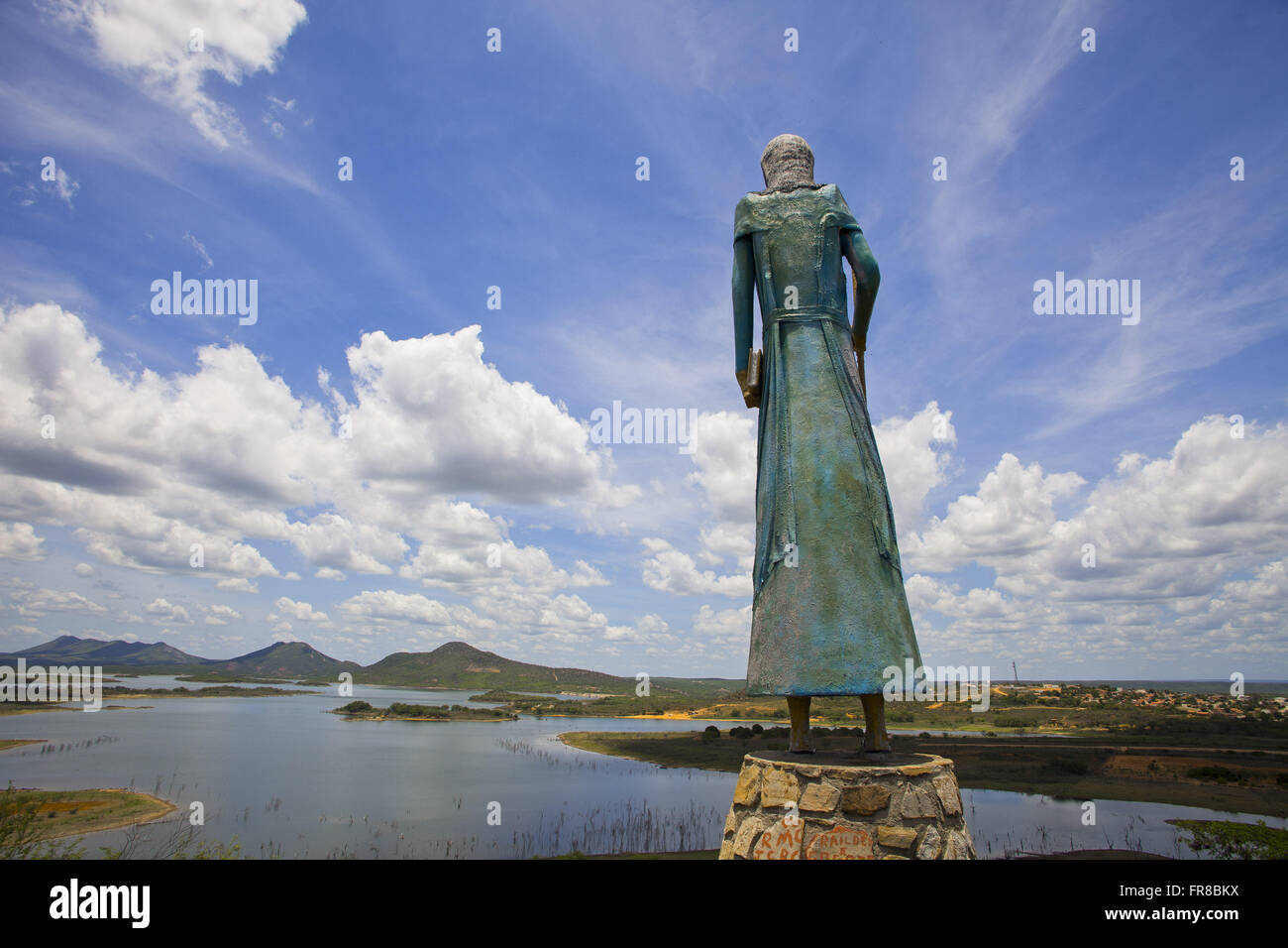 Statue von Antonio Counselor mit Acude Cocorobó Hintergrund - der Region Hinterland Stockfoto