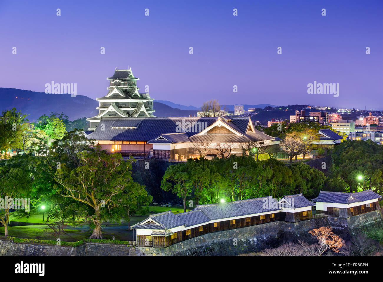 Kumamoto, Japan Schloss in der Dämmerung. Stockfoto