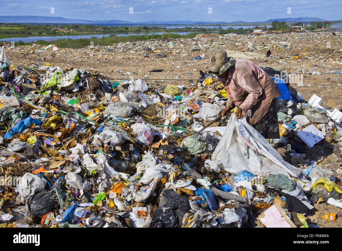Garbage Collector in Sanitär Deponie ARPA - Alternative Recycling Paulo Afonso Stockfoto