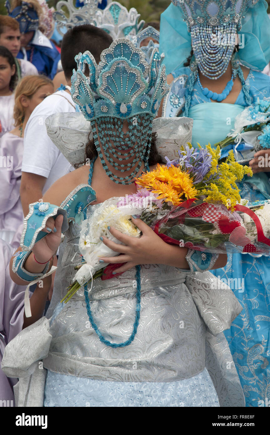 Frau mit Tracht halten ein Angebot während der fest-Zuordnung Stockfoto