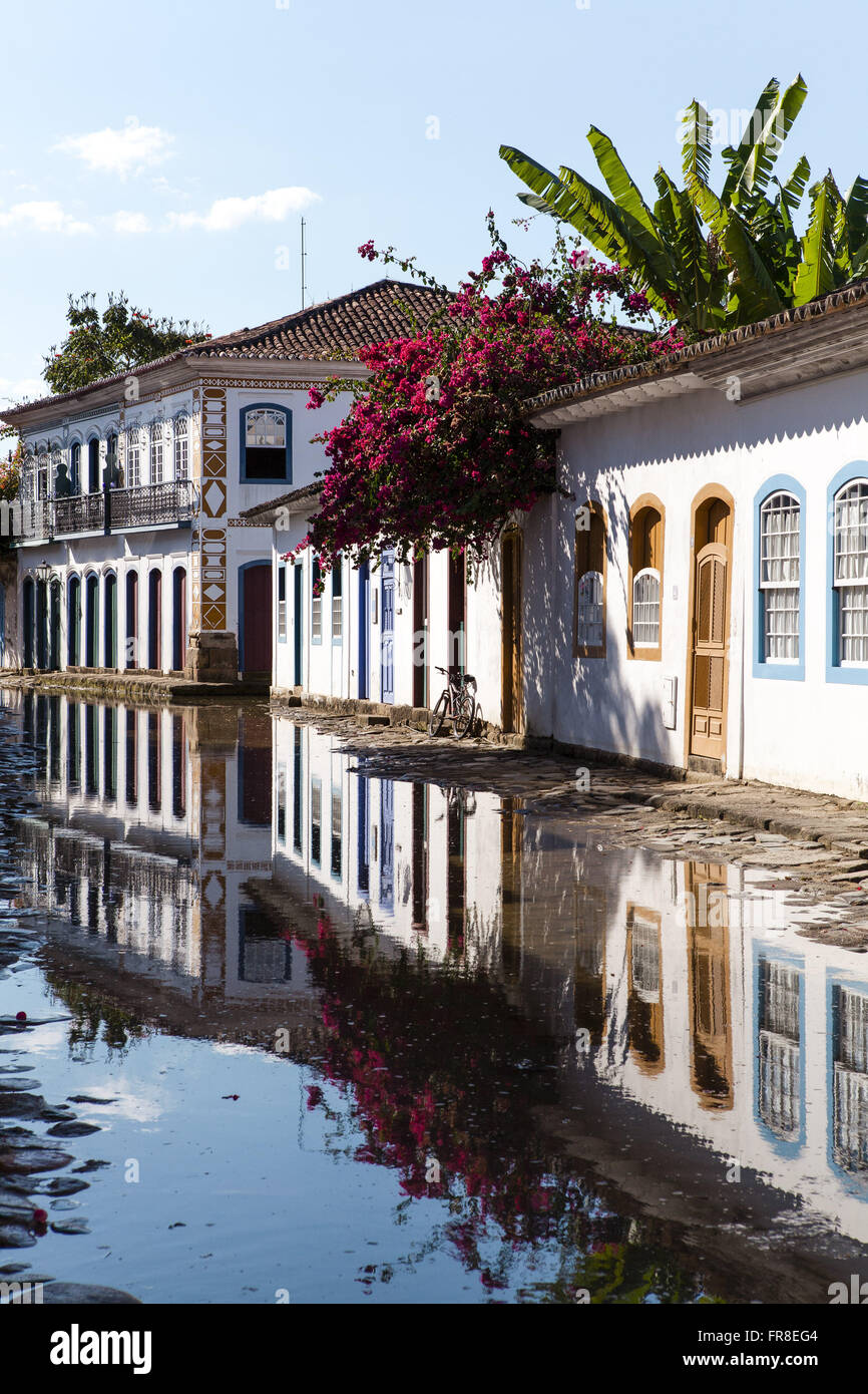 Häuser in der Straße Überschwemmungen durch hohe Stute im historischen Stadtzentrum Stockfoto