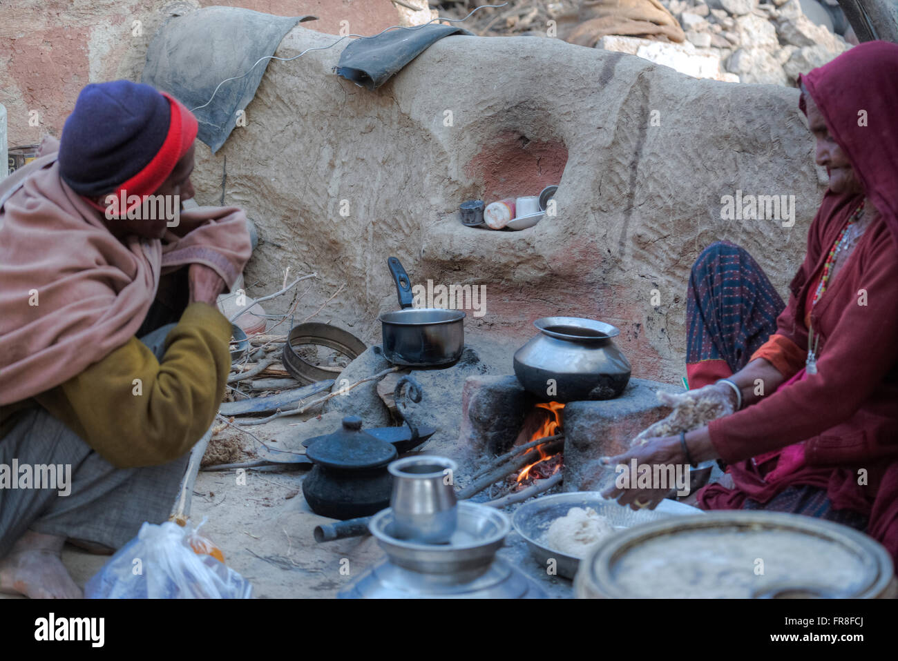 Frau in ein Stammes-Dorf in der Nähe von Jodhpur bäckt Ciabatti in ihre Outdoor-Küche Stockfoto