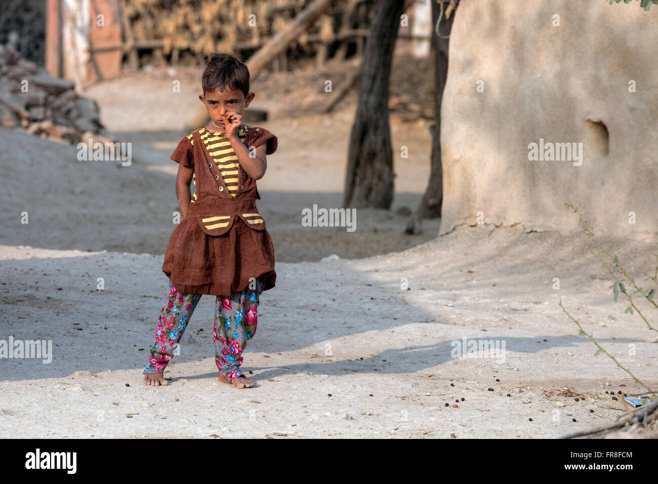 kleines Mädchen in ein Stammes-Dorf in der Nähe von Jodhpur, Indien Stockfoto