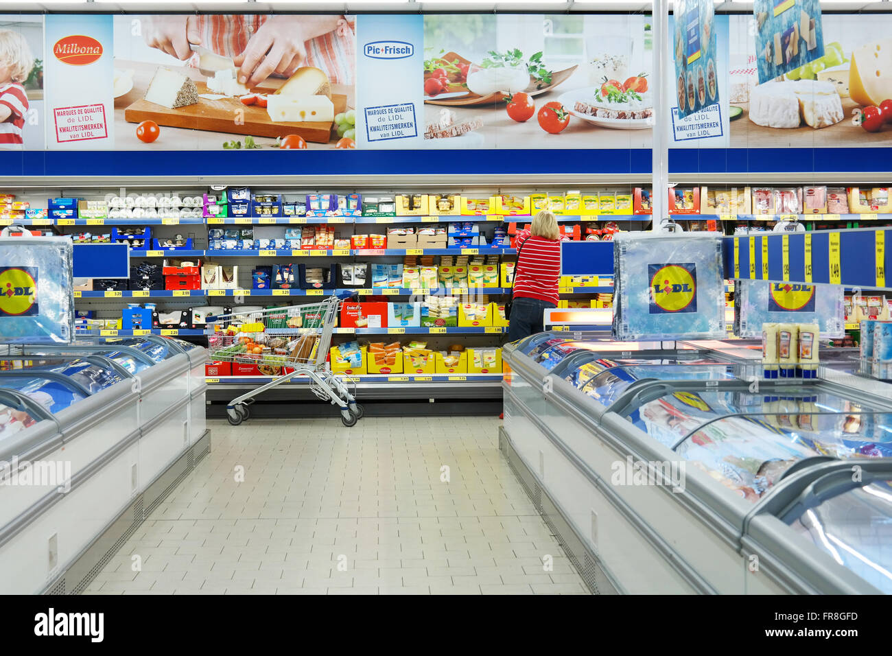 Innenraum eines Lidl-Supermarktes Stockfoto