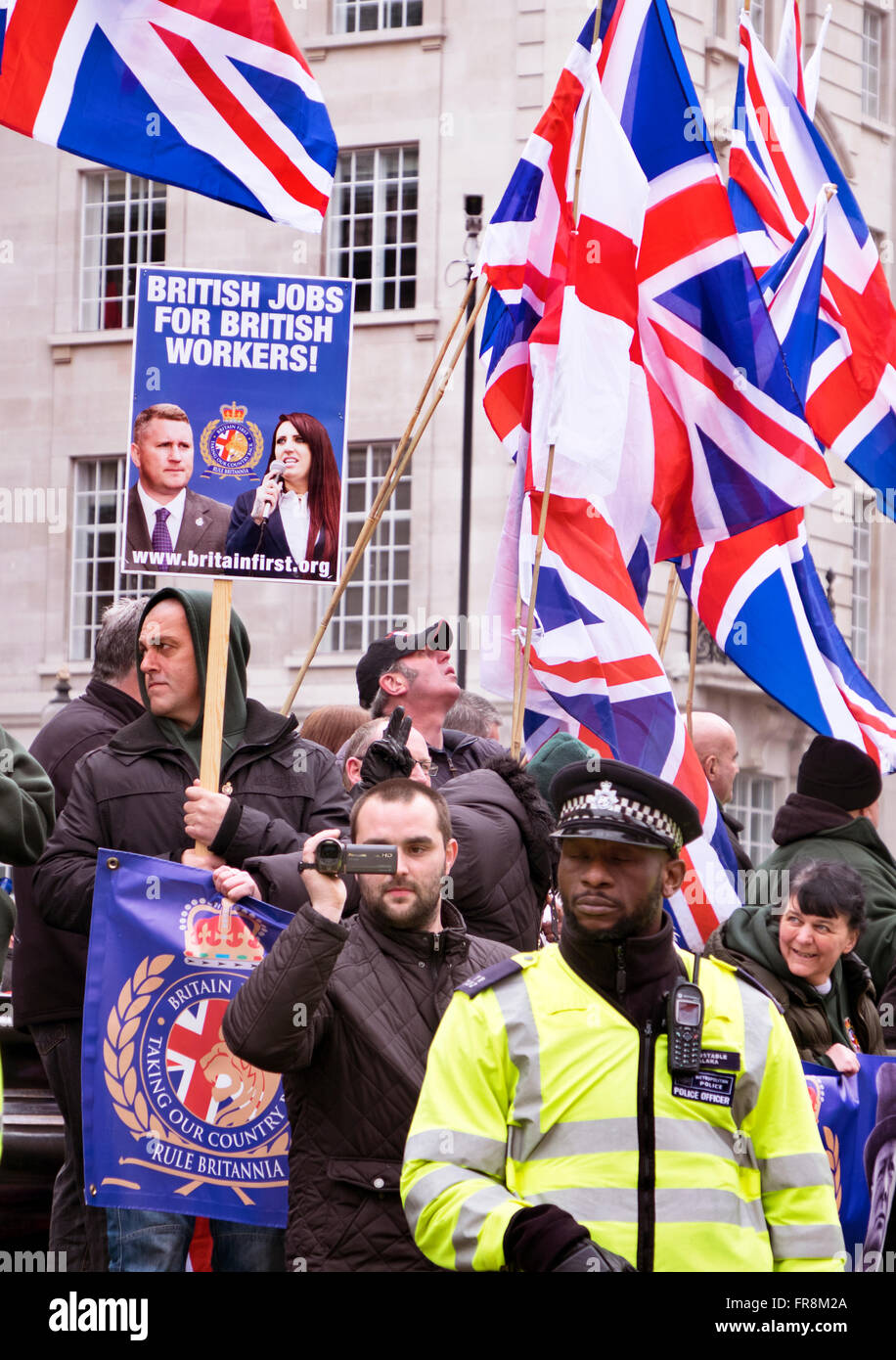 Britain First, eine rechten Flügel rassistische Gruppe sammeln und versuchen, die Stand Up gegen Rassismus Marsch durch London zu stören Stockfoto