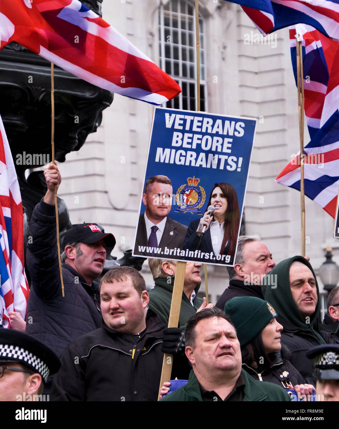 Britain First, eine rechten Flügel rassistische Gruppe sammeln und versuchen, die Stand Up gegen Rassismus Marsch durch London zu stören Stockfoto