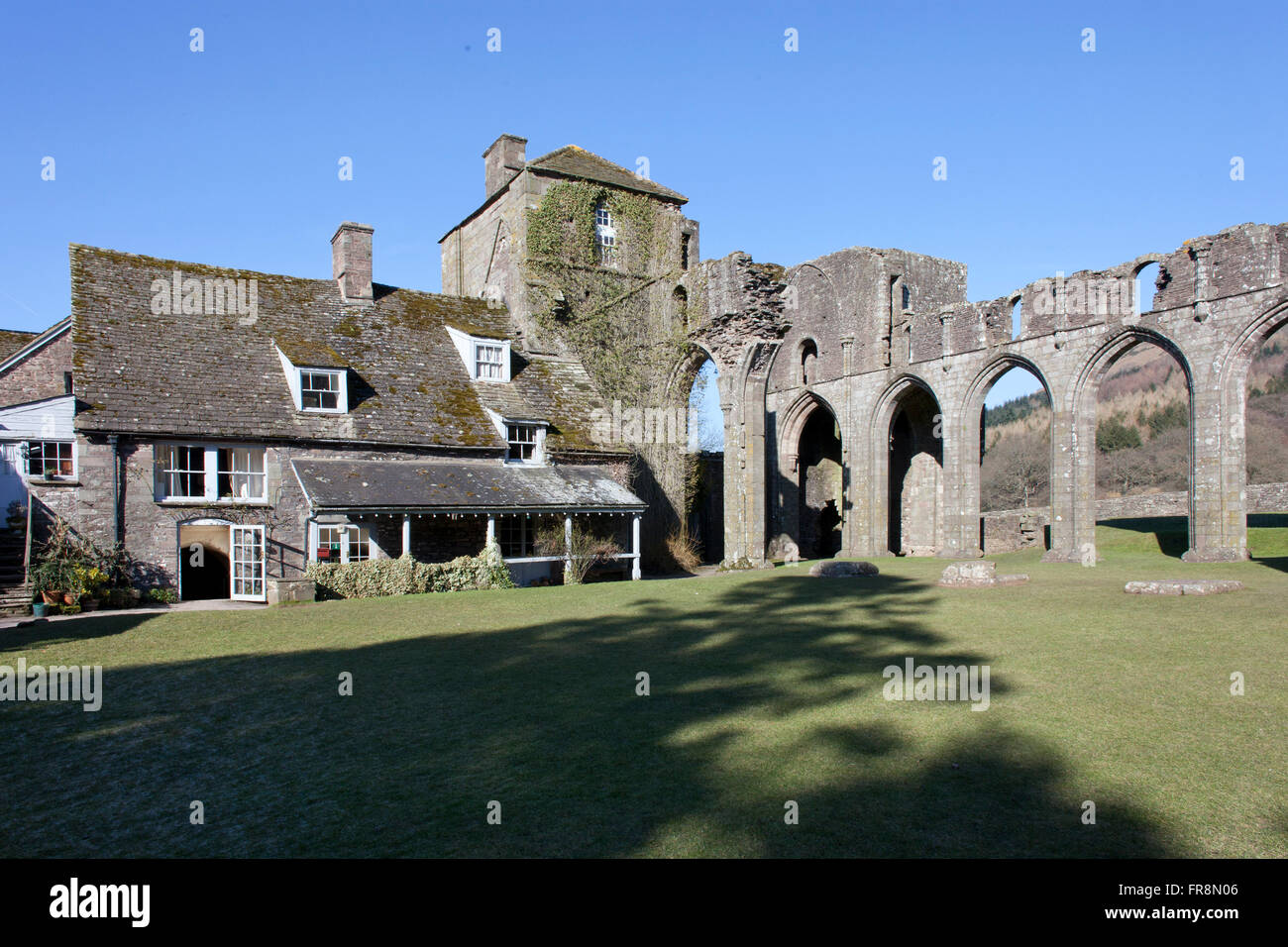 Die Ruinen des Augustiner Llanthony Abtei oder Priory in der Black Mountains of Wales. Llanthony Abbey Hotel Stockfoto