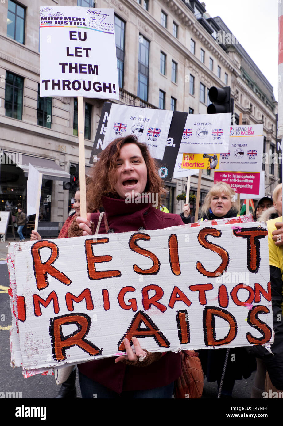 Stehen Sie auf, um Rassismus März Aufnahme Flüchtlinge & protestieren gegen Islamophobie & rassisches Vorurteil London 2016 Stockfoto