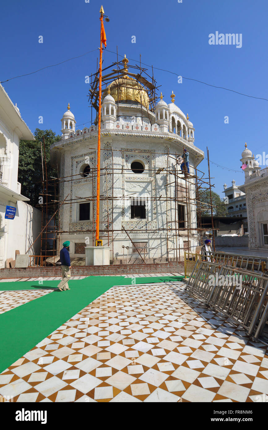 Sikh-Männer arbeiten auf Gerüsten, wie sie Gebäudesanierung am Standort goldenen Tempel in Amritsar im Punjab durchführen. Stockfoto