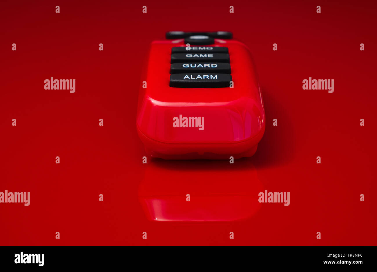 roter Kunststoff Fernbedienung mit schwarzem Kautschuk Tasten mit SMS Alarm, Wache, Spiel und demo Stockfoto