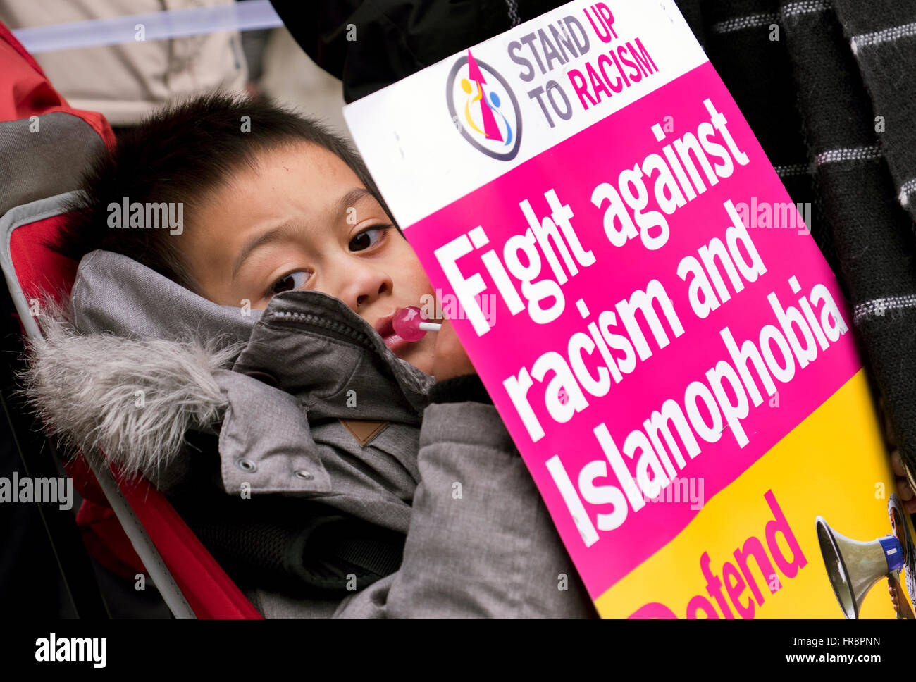 Stehen Sie auf, um Rassismus März Aufnahme Flüchtlinge & protestieren gegen Islamophobie & rassisches Vorurteil London 2016 Stockfoto