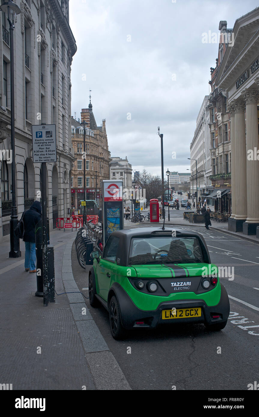 Ladestation in London mit einem Elektroauto Tazzari Elektrofahrzeug Stockfoto