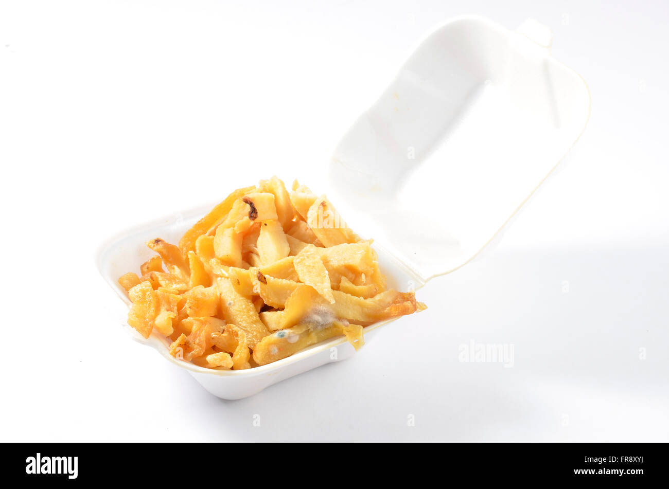Verdorbene Alte Kartoffel Chips Und Eine Wurst Rollen Mit Bakterien Und Schimmel Auf Sie Zeigen Stockfotografie Alamy