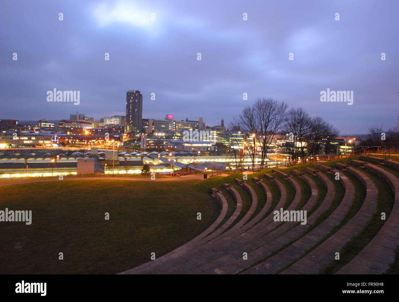Die Skyline der Stadt von Sheffield, South Yorkshire, gesehen vom Amphitheater oberhalb der Stadt Hauptbahnhof, England UK Stockfoto