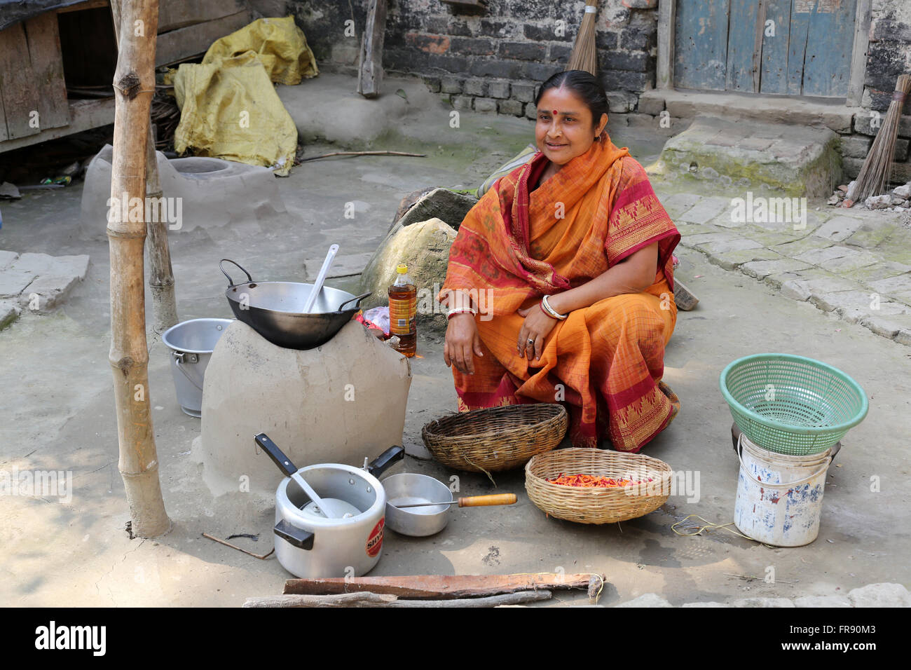 Traditionelle Art der Zubereitung von Essen am offenen Feuer in der alten Küche in einem Dorf, Kumrokhali, Westbengalen, Indien Stockfoto